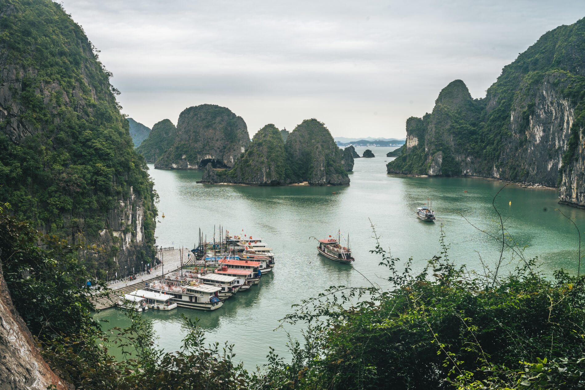 The beauty of UNESCO Heritage site Ha Long Bay